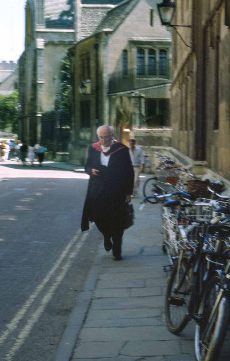 Oxford : professeur se rendant à son cour en toge