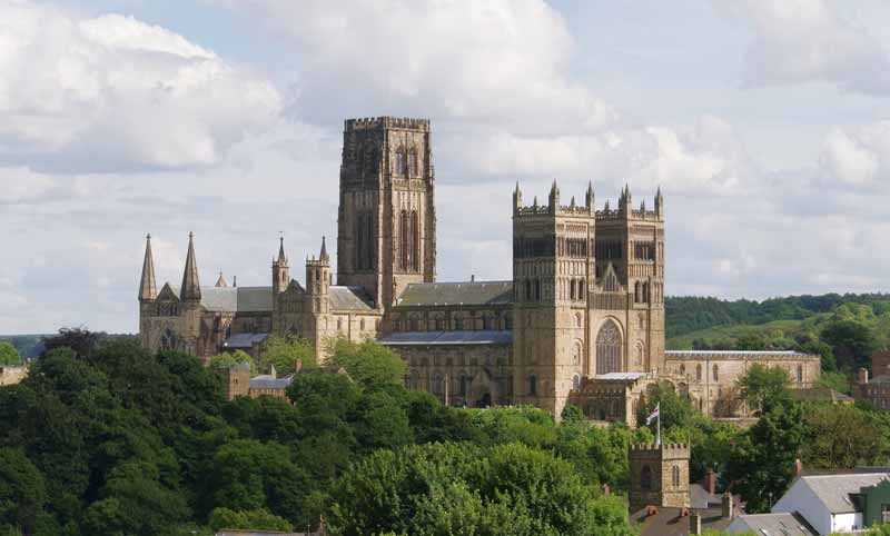 Durham la cathédrale émergeant au desssus des
                    toits et des arbres