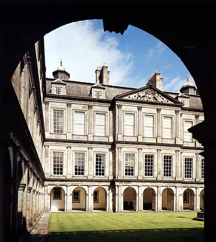 Edinburgh : cour intérieure
                              d'Holyrood Palace