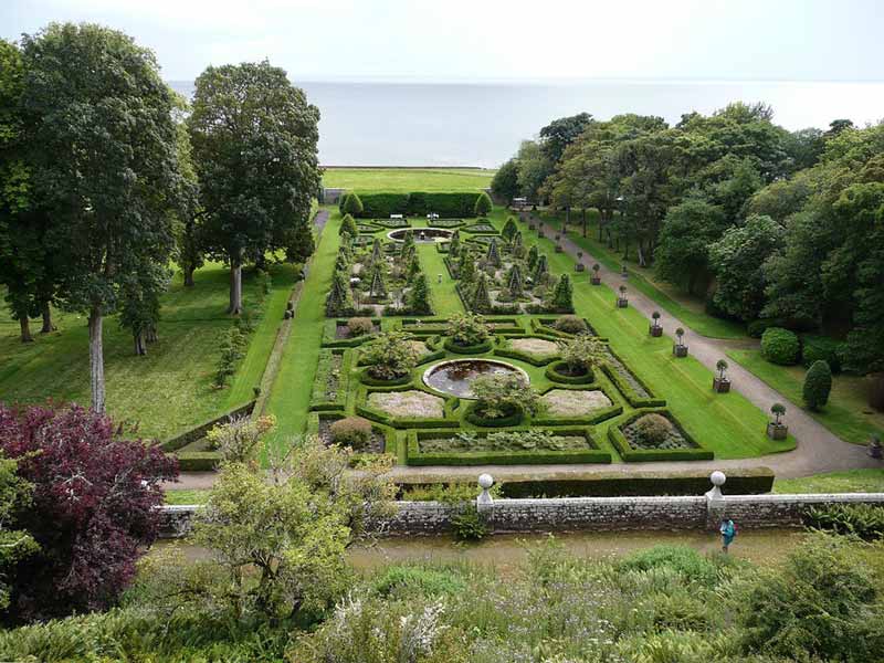 Dunrobin Castle : le jardin italien
                          depuis les fenêtres du château