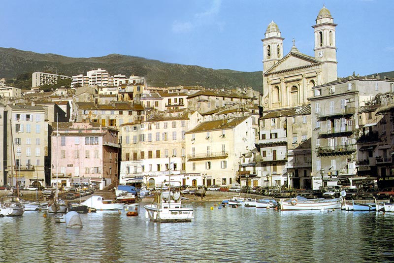 BASTIA : la
                    silhouette familière de l'église Saint-Jean-Baptiste
                    veille sur le Vieux Port