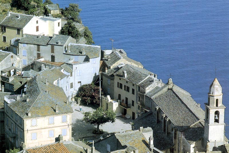 NONZA : le village autour
              de son église, et la Méditerranée