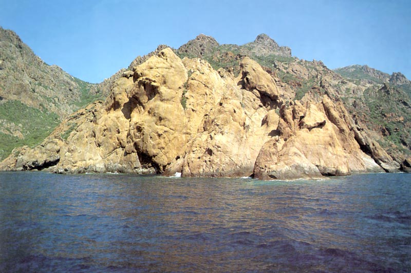 SCANDOLA : les
                    rochers striés de la réserve naturelle