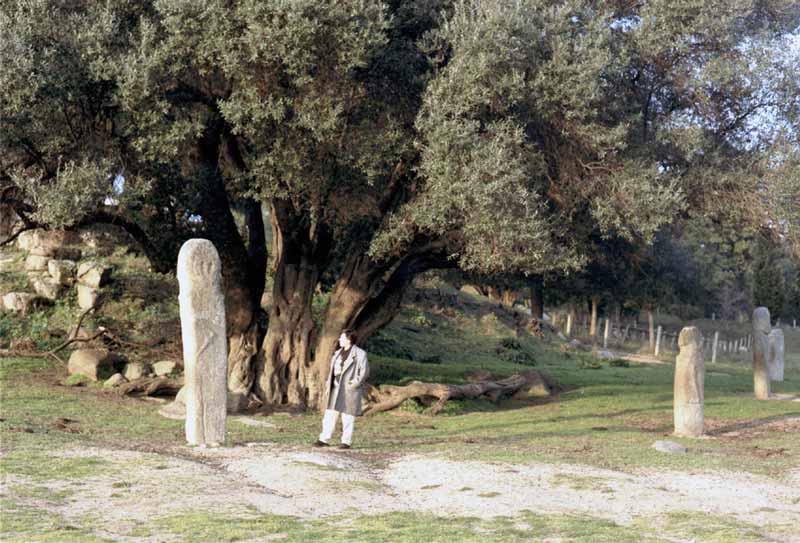 Filitosa : Monique entre les statues-menhirs
                  devant l'olivier millénaire