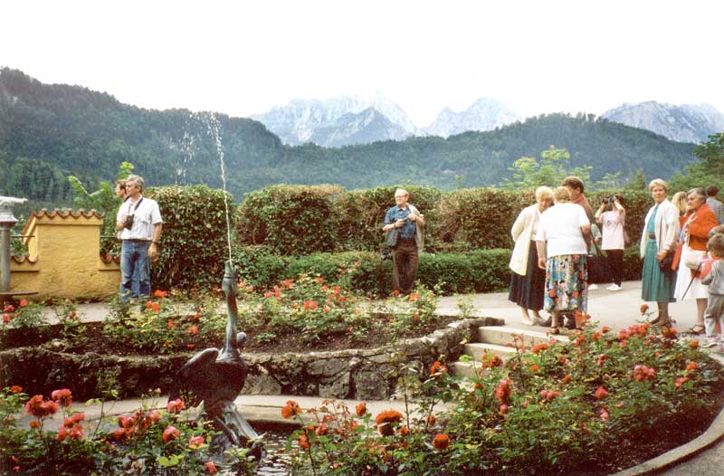 Fontaine du Cygne sur la terrasse
                  d'Hohenschwangau