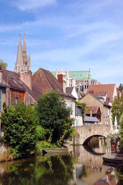 Dans le
                vieux Chartres, la cathédrale du XIIème vue des bords de
                l'Eure