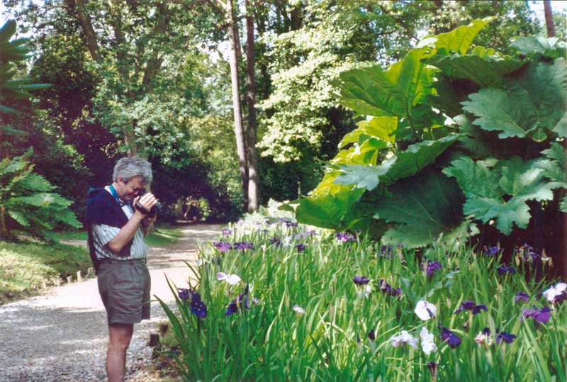 Jean-Paul filme les iris du parc floral des Moutiers