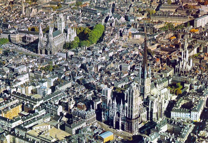Vue générale du Vieux Rouen avec au centre la
                    cathédrale, à gauche St-Ouen, à droite St-Maclou
