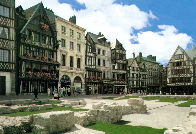 Rouen : vieilles maisons normandes (XVIIème
                      et XVIIIème) et vestiges de l'église St-Sauveur,
                      place du Vieux Marché.