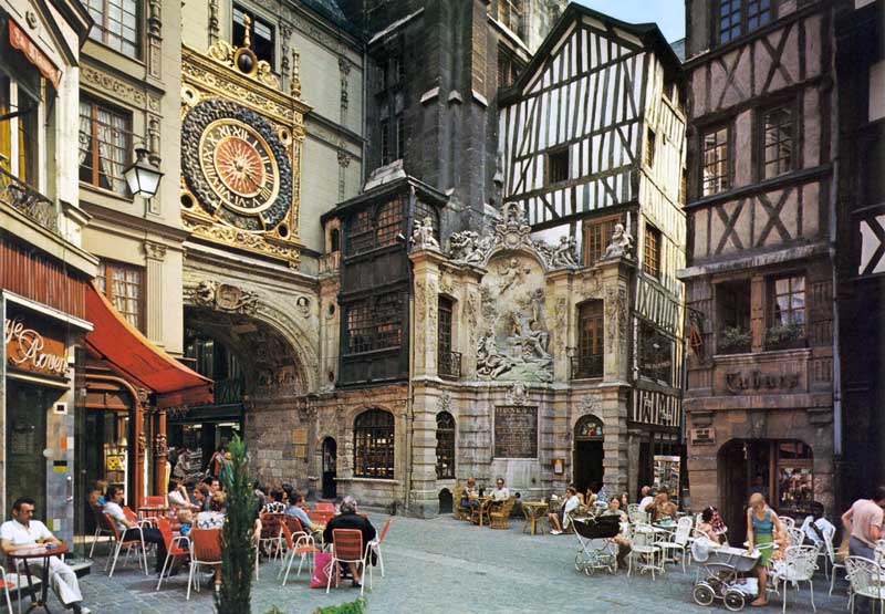Rouen : au pied du beffroi et du Gros Horloge
                      la fontaine d'Alphée et Aréthuse (XVIIIème)