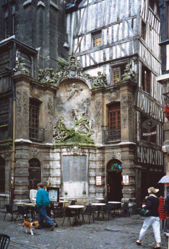Au pied du beffroi et du Gros Horloge, la
                    fontaine d'Aréthuse (XVIIIème)