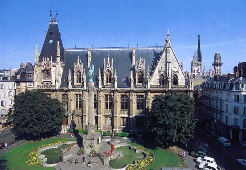 Façade
                    du Palais de Justice de Rouen