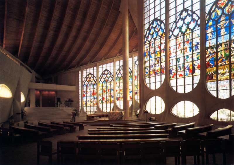 Rouen : intérieur de l'église Sainte Jeanne
                    d'Arc