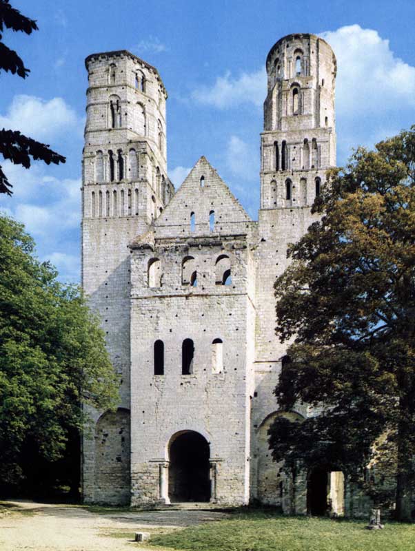 Jumièges : façade de l'église Notre-Dame