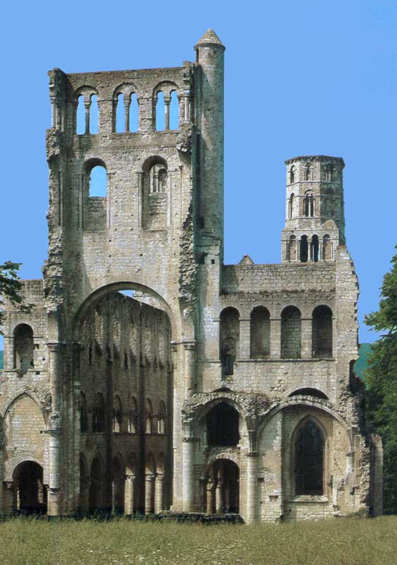 Jumièges : l'église Notre-Dame vue du nord-est