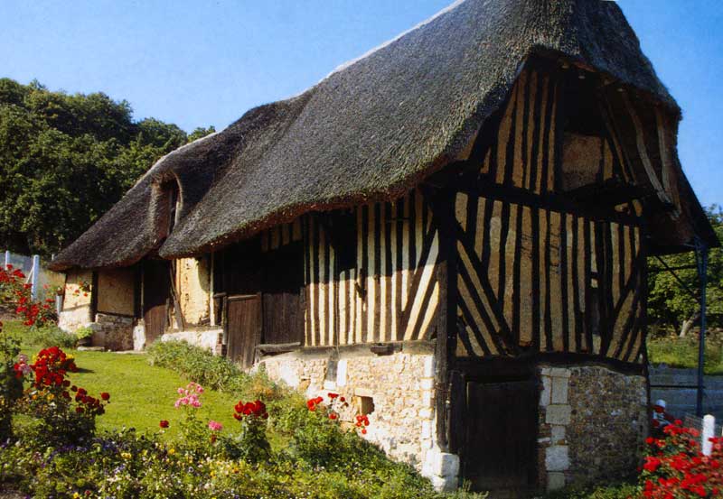 Haute Normandie: grange en colombages couverte
                    de chaume