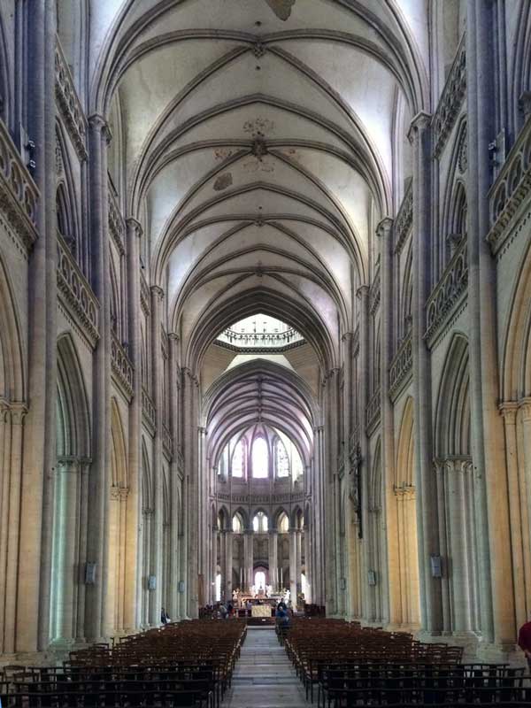 Coutances : la nef de la cathédrale
                      Notre-Dame