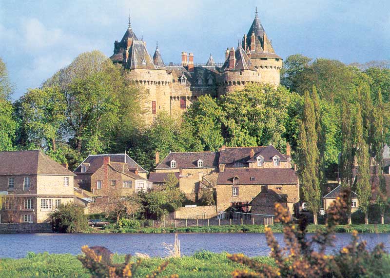 Les tours
              de Combourg côté village