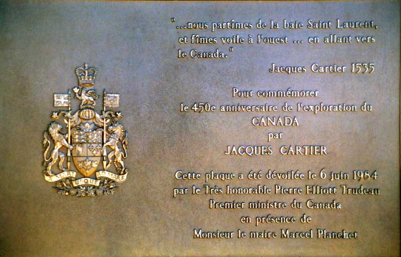 La plaque apposée sur la base du monument