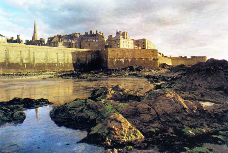 Saint-Malo
              : murs de Fort La Reine depuis l'Îlot National sous le
              soleil du soir