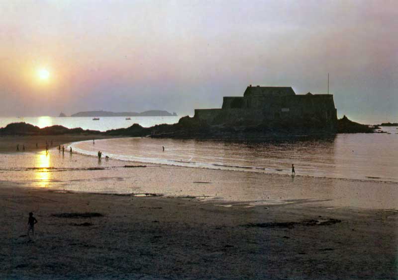 Crépuscule sur
        l'îlot du Fort National