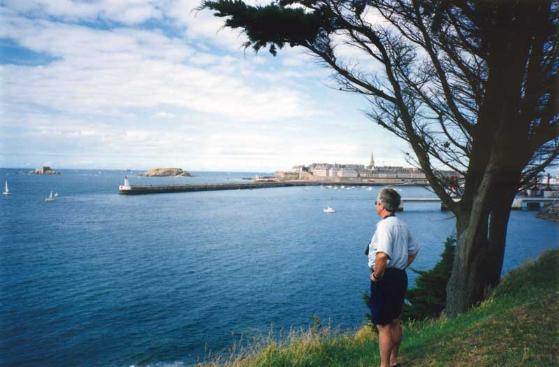 Jean-Paul admire Saint Malo depuis Saint Servan