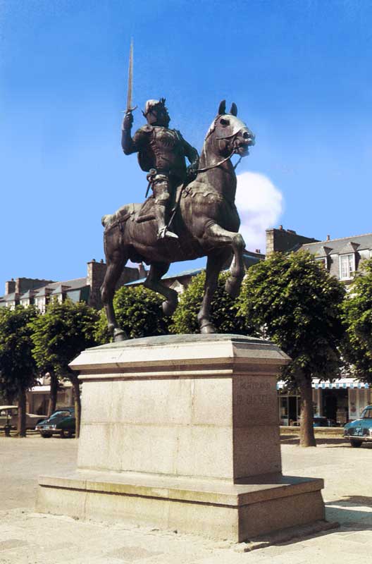 Sur la place
              homonyme la statue de Bertrand Du Guesclin