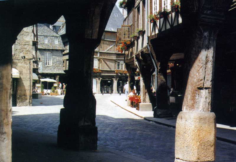 Dinan :
              rue de l'Apport