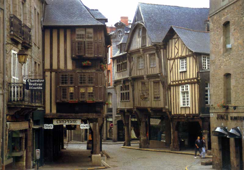 Dinan :
        Place des Merciers