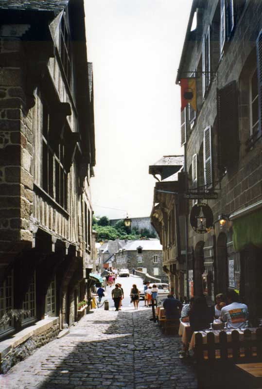 En bas de
              la Rue du Petit Fort, le pont roman