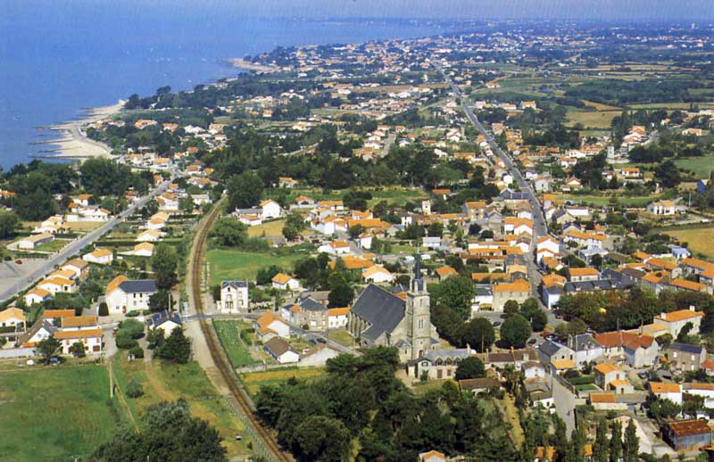 Les Moutiers-en-Retz avec, à gauche, la gare
                d'Édouard