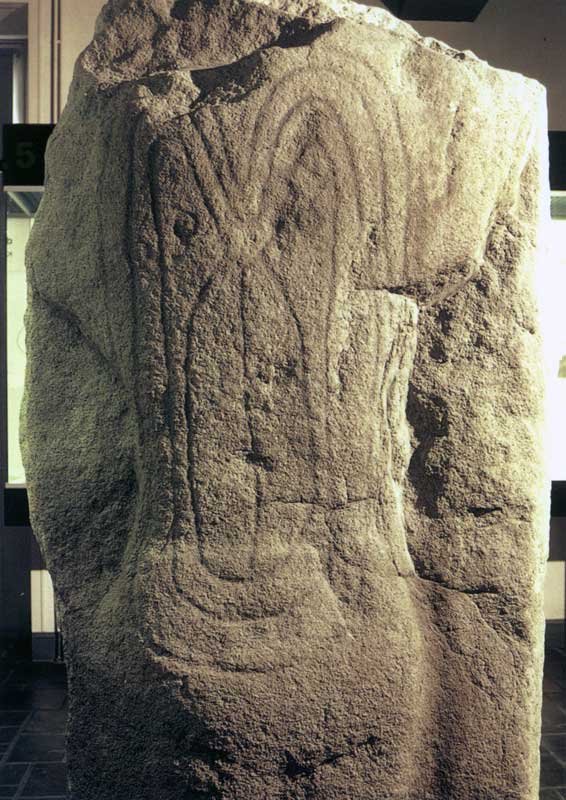 Musée de
                Préhistoire : support de table gravé d'une idole
                provenant du Dolmen de Luffang (néolithique : 3 000 av.
                J-C)