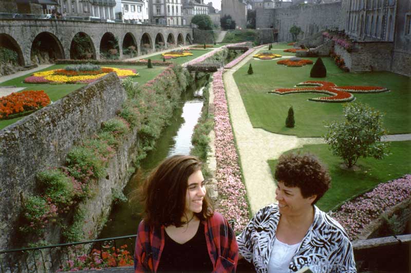 Juliette et Monique dans les jardins du château de
            Vannes