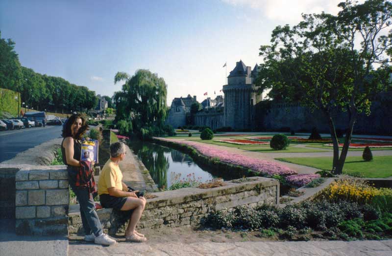 Juliette et Jean-Paul devant les jardins fleuris du
          château de Vannes