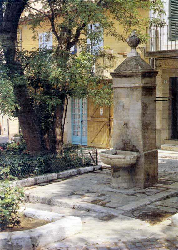 Fontaine sur
                une placete en traversant le village