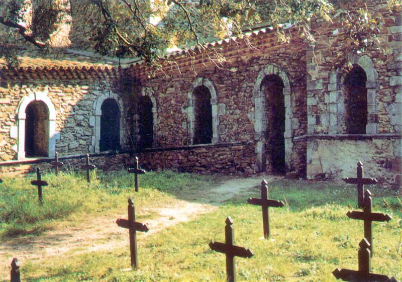 Le Grand
                Cloître du Silence et les tombes des Chartreux