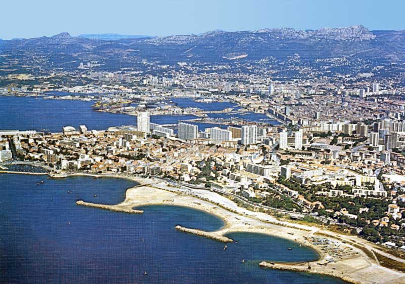 Le site de
                Toulon dominé par le Mont Faron