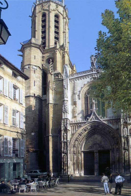 Porche du cloître de la cathédrale Saint Sauveur