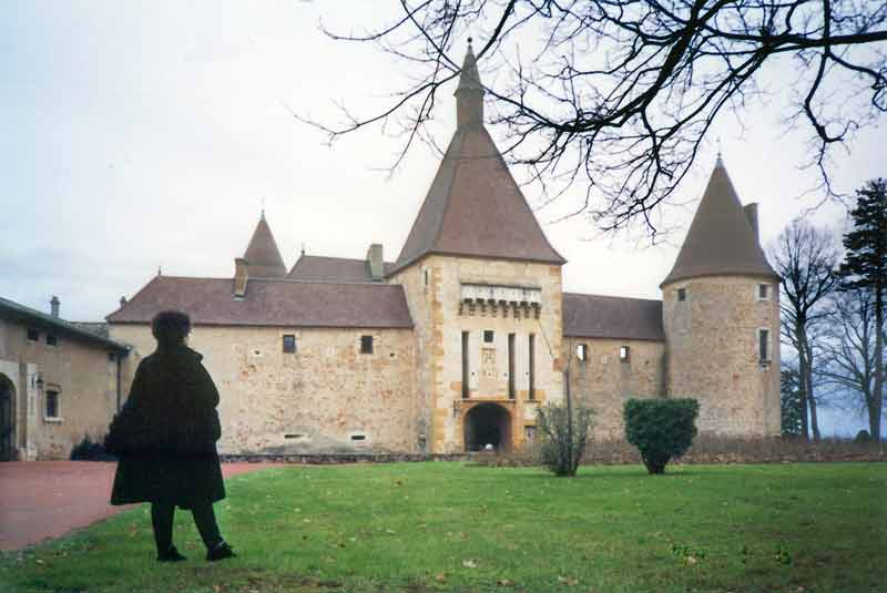 Monique devant la grande entrée du château de
                Corcelles
