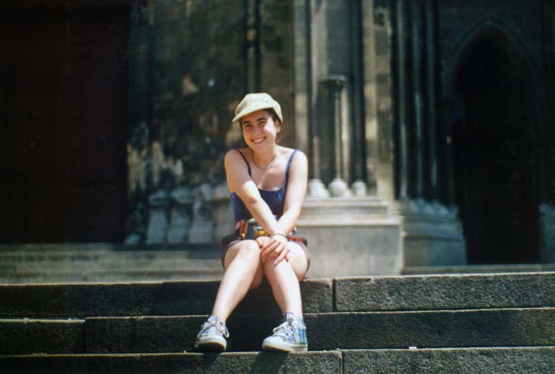 Juliette sur les marches de la cathédrale de
                  Lisieux