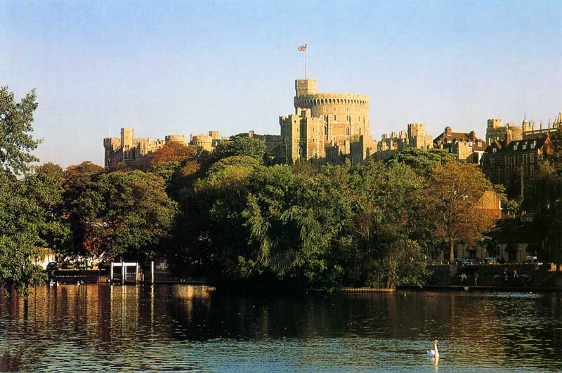 Les murs du château de Windsor et le donjon de
                l'autre côté de la Tamise