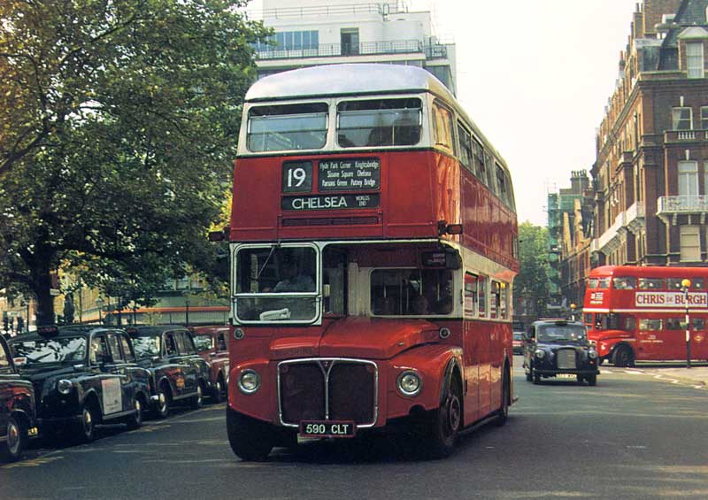 Londres :
          taxis noirs et bus rouges à impériale...
