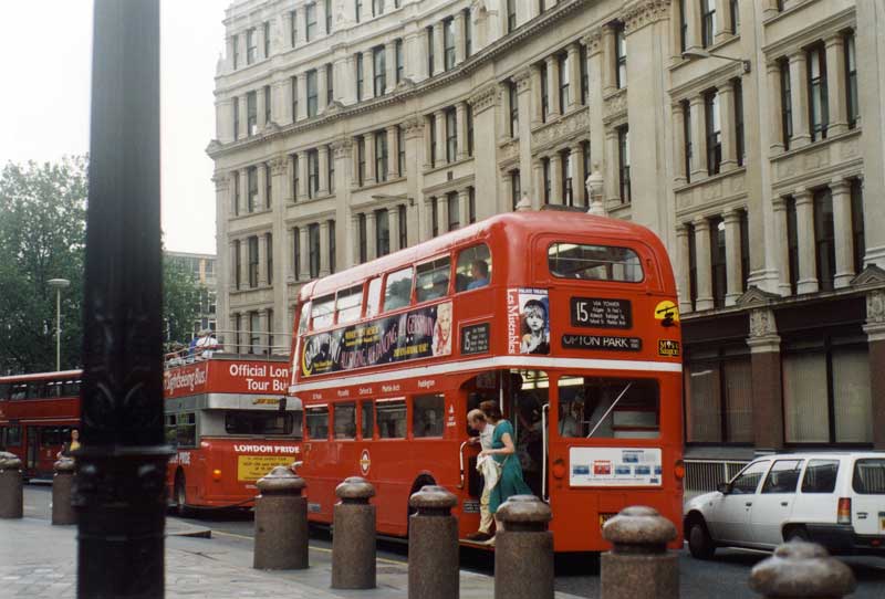 Avant de
                  quitter Londres, un dernier coup d’œil aux fameux bus
                  rouges