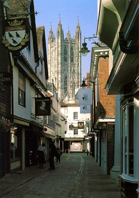Canterbury : au bout de Mercery Street pointe le
                  clocher de la cathédrale.