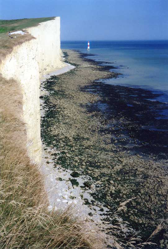 Les
                  falaises immaculées et le phare de Beachy Head près
                  d'Eastbourne