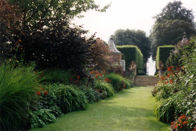 Hidcote Manor : Red Border