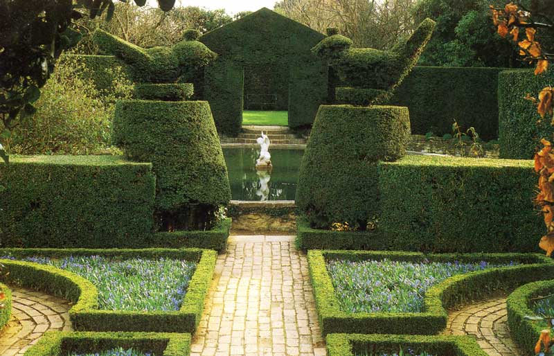 hidcote-manor-fushia-garden