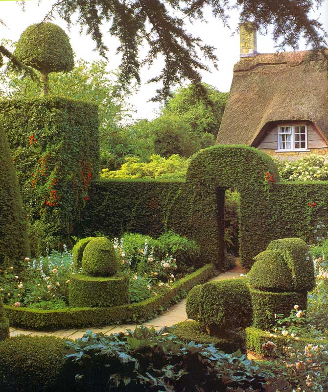 hidcote-manor-white-garden