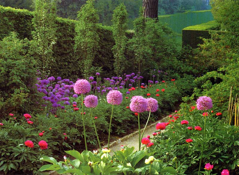 hidcote-manor-pillar-garden