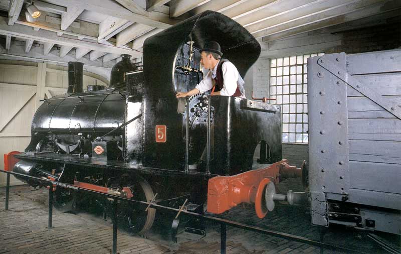 Une des
        premières locomotives à vapeur